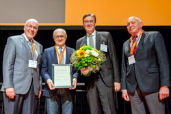 (v. l.): Gerald Kolb (DGG), Preisträger Pierre Soubeyran, Carsten Bokemeyer (DGHO) und Jens Denker (Medac). Foto: DGHO