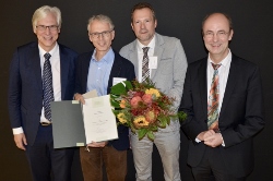 DGG-Präsident Professor Jürgen M. Bauer, Preisträger Professor Kilian Rapp, DGG President elect Professor Hans Jürgen Heppner sowie DGG Past-President Privatdozent Dr. Rupert Püllen.