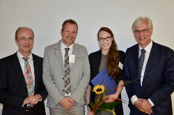 Foto (v.l.): DGG Past-President Privatdozent Dr. Rupert Püllen, DGG President elect Professor Hans Jürgen Heppner, Preisträgerin Anna Maria Schwarz sowie DGG-Präsident Professor Jürgen M. Bauer.