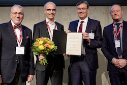 Gerald Kolb (DGG), Preisträger Hans Wildiers, Carsten Bokemeyer (DGHO) und Frank Schulte (Medac). Foto: Uli Regenscheit, DGHO Service GmbH 2019