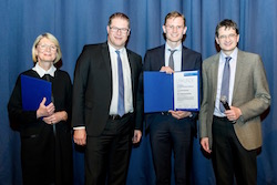 Preisträger Lukas Wechselberger mit der Urkunde umgeben von Jurymitgliedern und Preisstiftern.