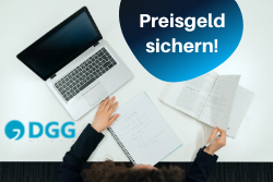 Person am Schreibtisch mit Laptop und Unterlagen