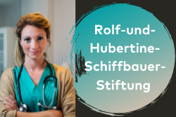 Frau im Kittel mit Stethoskop, in die Kamera blickend