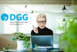 Frau vor Laptop