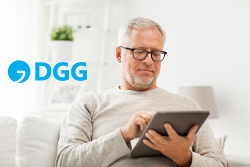 Mann auf Sofa schaut auf Tablet