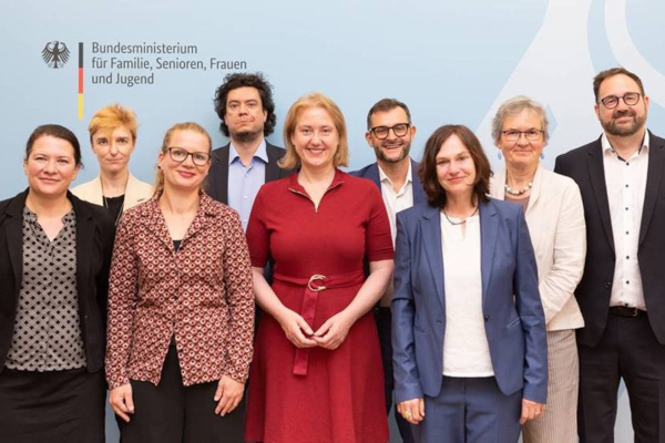 Bundesministerin Lisa Paus(Mitte) und die Mitglieder der Neunten Altersberichtkommission. Quelle: Jens Liebchen, BMBFSFJ