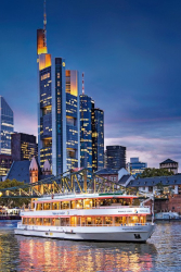 Ausflugsschiff vor der Skyline Frankfurt am Main