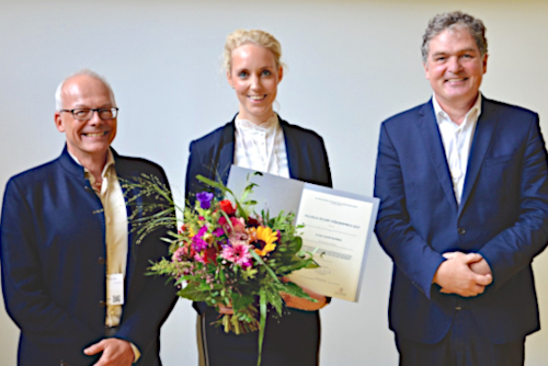 Preisträgerin Alina Neptschnig mit Prof. Frank Oswald und Prof. Cornelius Bollheimer
