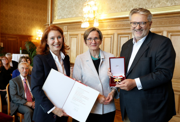Goldenes Ehrenzeichen für Professorin Katharina Pils