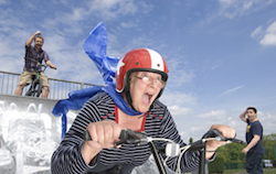 Alte Dame fährt Fahrrad