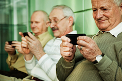 Alte Herren mit Smartphones