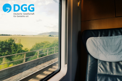 Fensterplatz im Zug mit Blick in die Landschaft