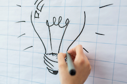 Gezeichnete Glühbirne auf Flipchart