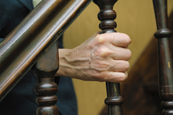 Bild Hand am Treppengeländer