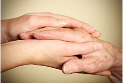 Junge Hände halten alte Hand
