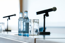 Mikrofone und Wasserflaschen