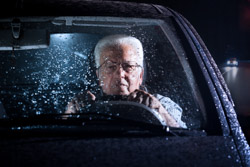 Alter Herr im Auto