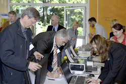 Teilnehmer melden sich beim Kongress an