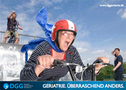 Alte Dame fährt Fahrrad