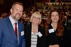 Foto: DGG-Kongresspräsident Professor Hans Jürgen Heppner, Professorin Susanne Zank, Dekanin der gastgebenden Einrichtung, der Humanwissenschaftlichen Fakultät der Universität zu Köln, Kongress-Präsidentin Professorin Ursula Müller-Werdan (von links)