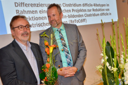 Dr. Manfred Wappler (li.) nimmt stellvertretend für ein ganzes Team den 1. Posterpreis im Rahmen des DGG-Jahreskongresses von DGG-Präsident Hans Jürgen Heppner entgegen