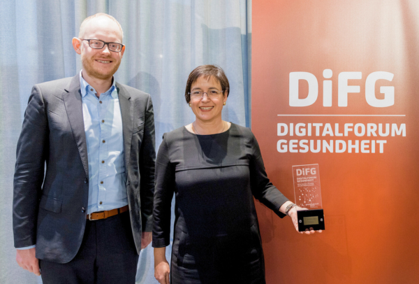 Professorin Petra Benzinger mit dem Digitalaward der Gesundheitsstadt Berlin. Hier zusammen mit Benjamin Finger, Leiter des Telemedizin-Zentrums am Robert-Bosch-Krankenhaus Stuttgart, im Rahmen der Preisverleihung beim Digitalforum Gesundheit in der Hauptstadt.