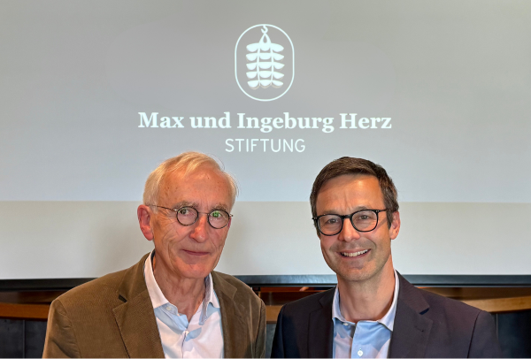 DGG-Präsident Professor Michael Denkinger (re.) und Professor Wolfgang von Renteln-Kruse, an den die Bewerbungen bei der Hamburger Max und Ingeburg Herz Stiftung zu richten sind.