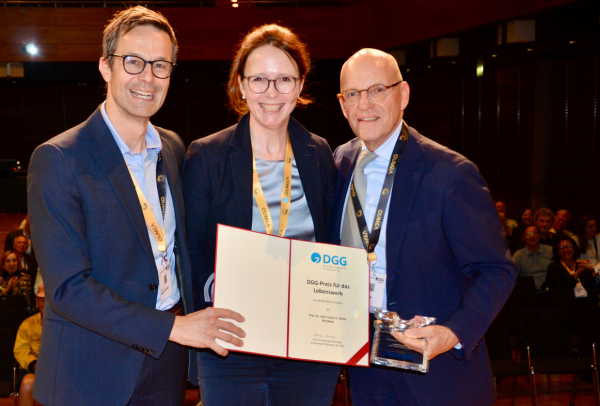 Ausgezeichnet für sein Lebenswerk: Professor Cornel Sieber (re.) erhält den Preis der Deutschen Gesellschaft für Geriatrie von DGG-Präsident Professor Michael Denkinger (li.) sowie Corinna Mohr, Vertreterin der Jungen Geriatrie. 