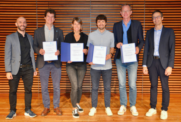 Thomas Kocar (li.) und Kongress-Präsident Professor Michael Denkinger (re.) haben die Posterpreise verliehen an (v.l.): Dr. Johannes Trabert, Rebekka Leonhardt, Erik Jacob und Professor Walter Maetzler.