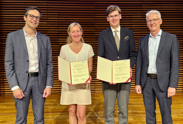 Ausgezeichnete Leistungen: DGG-Präsident Professor Michael Denkinger (li.) und Laudator Professor Rainer Wirth (re.) ehren Dr. Carla Stenmanns und Benedikt Müller – beide stellvertretend für ihre Teams – mit dem Förderpreis für interdisziplinäre Altersforschung.