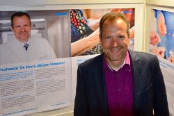 Prof. Heppner mit Postern